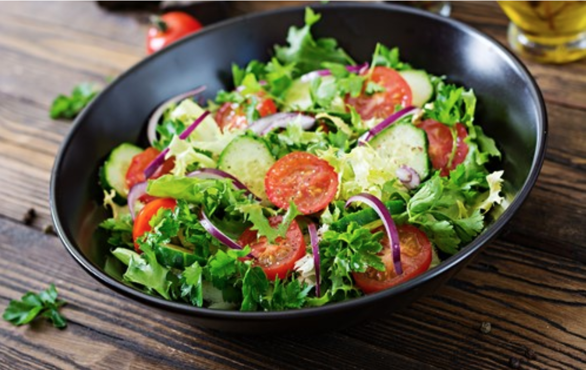 Ensalada de lechuga y pepino con berberechos en conserva.